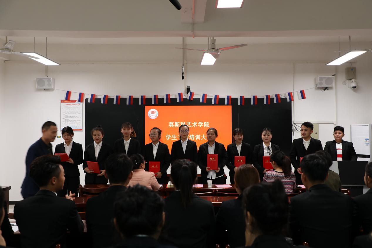 张勤恳书记-为辅导员助理颁发聘书