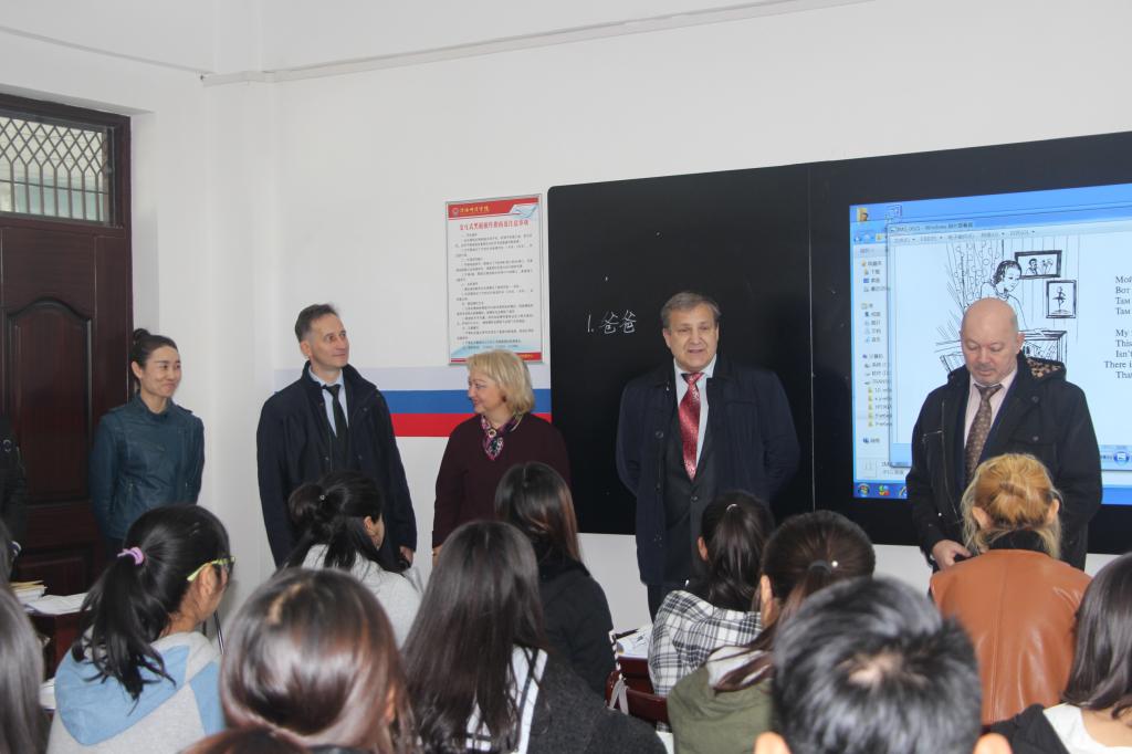 瓦西里·维亚切斯拉夫维奇·斯特拉霍夫一行与Bsports必一体育师生亲切交流