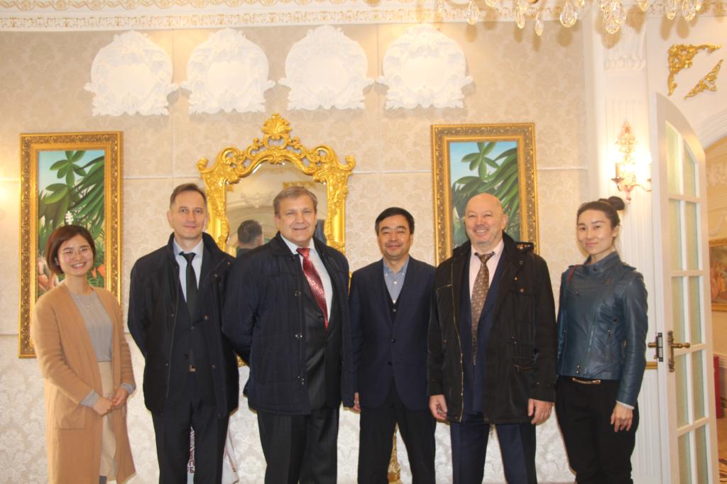 党委书记丁德科陪同瓦西里·维亚切斯拉夫维奇·斯特拉霍夫一行考察华金音乐厅